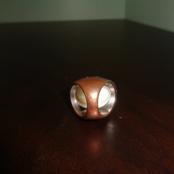 Faux oversized pearl ring-costume jewelry - Picture 7 of 11